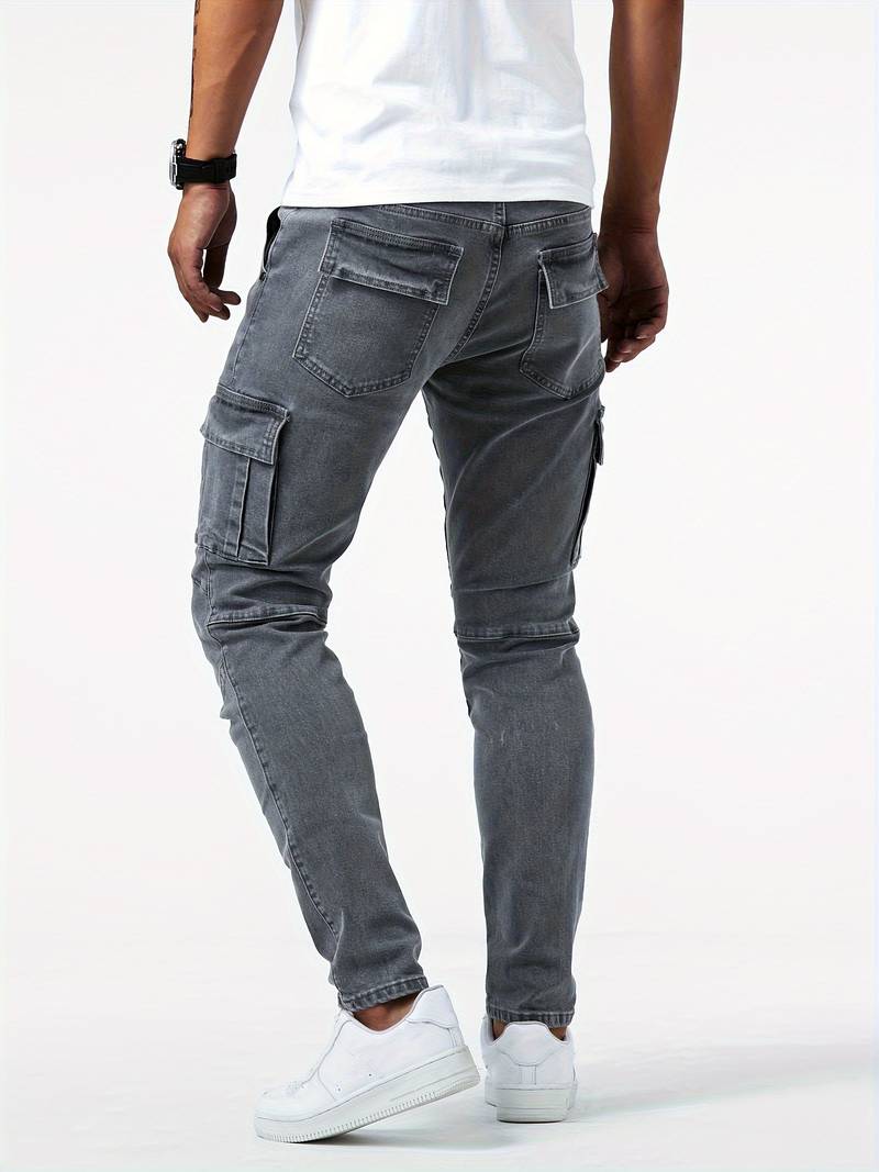 Nærbilde av stofftekstur på robuste herre cargo jeans, gir komfort og stil.
