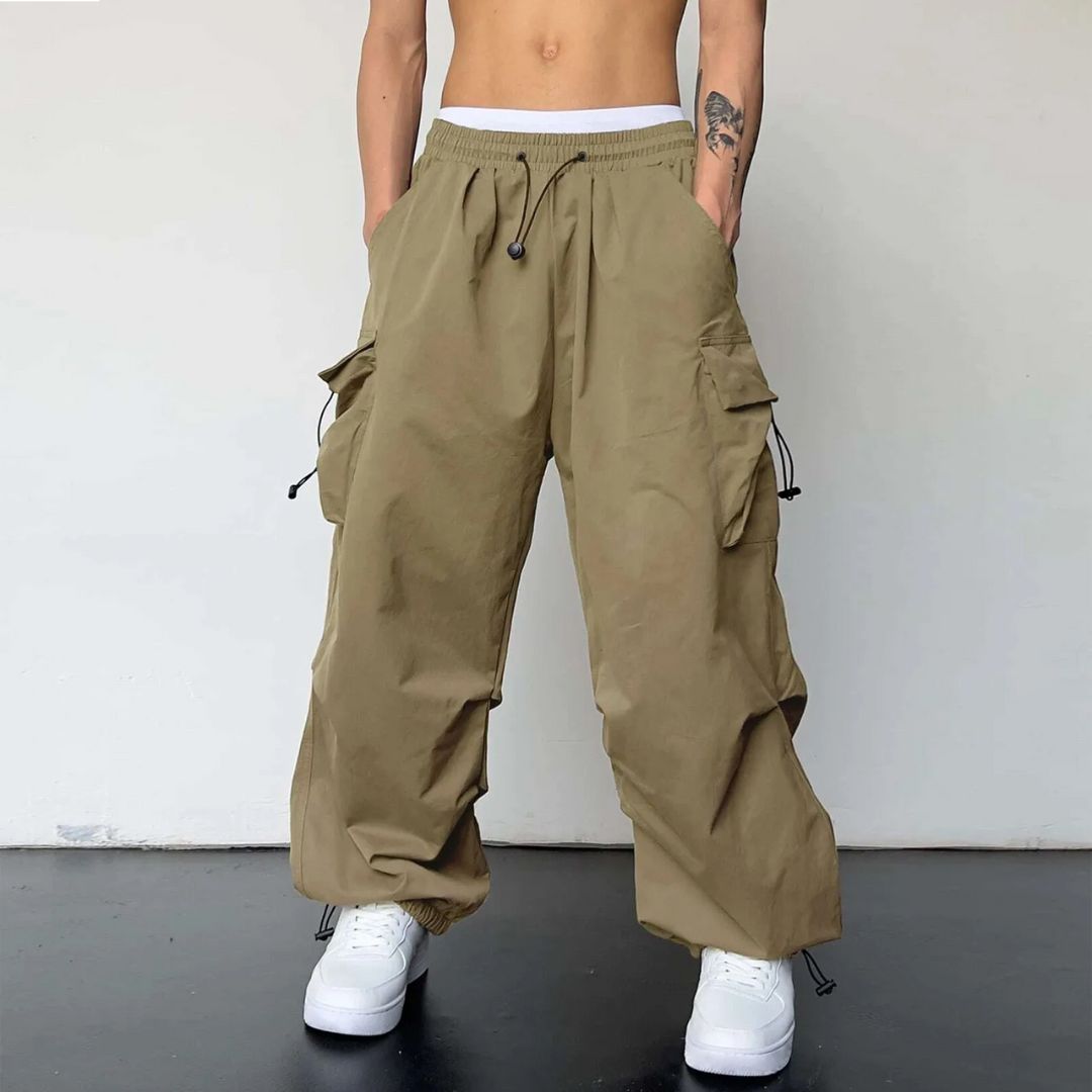 Stilige herre cargobukser i moderne design, perfekte for fritid og en avslappet look.