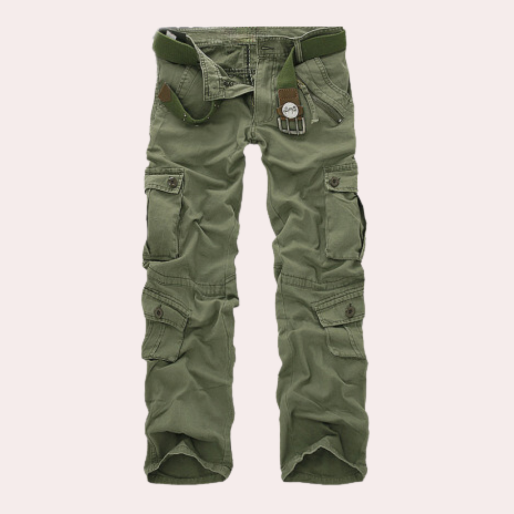 Mann i moderne, løstsittende cargobukser, perfekt for en uformell og stilig look.