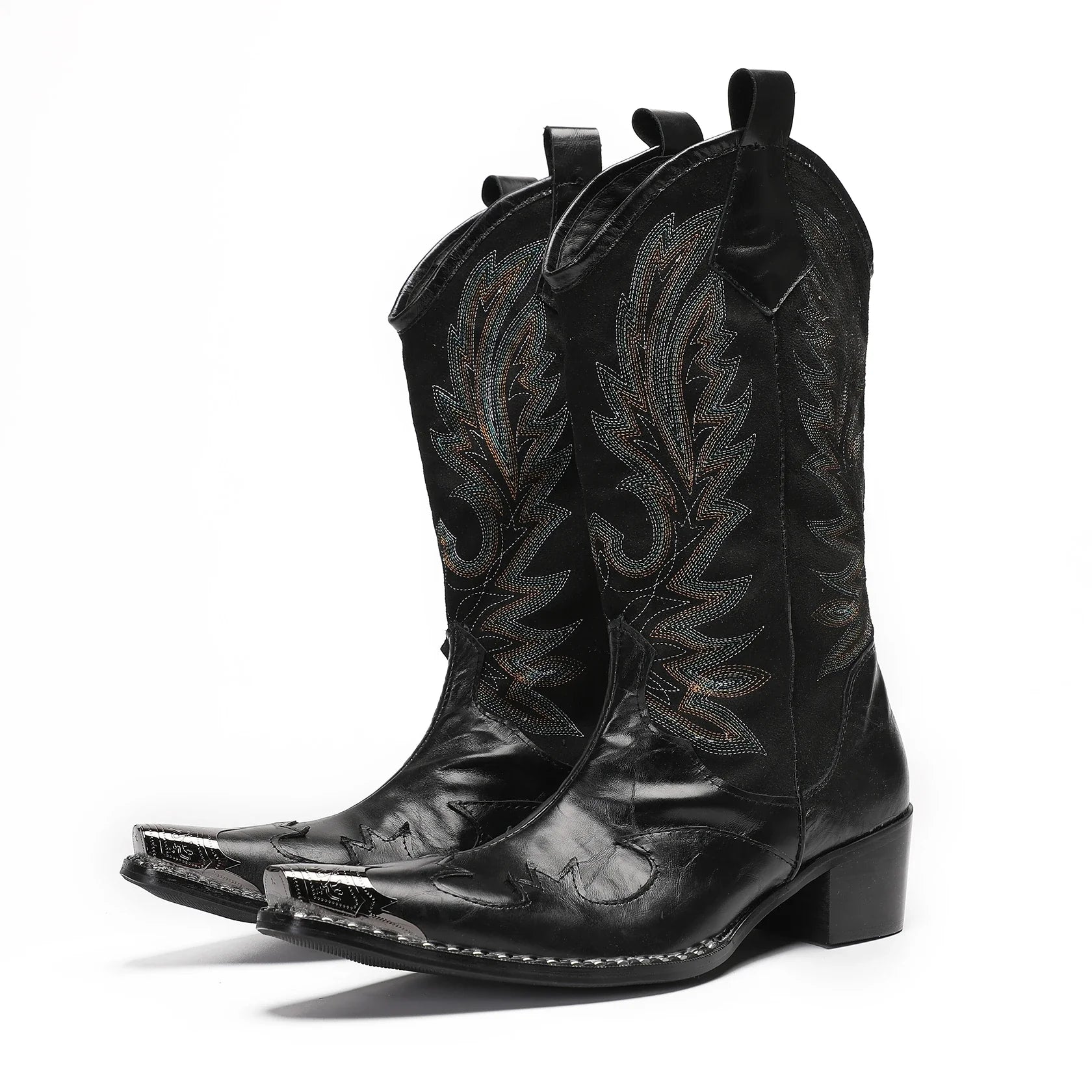 Nærbilde av herre cowboyboots broderi. Se de fine mønstrene og metalltåen som definerer denne robuste støvelen.