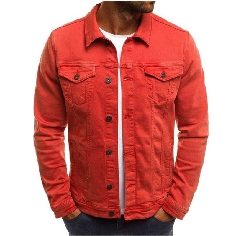 Nærbilde av knappedetaljer på casual herrejakke i denimstil med normal passform.