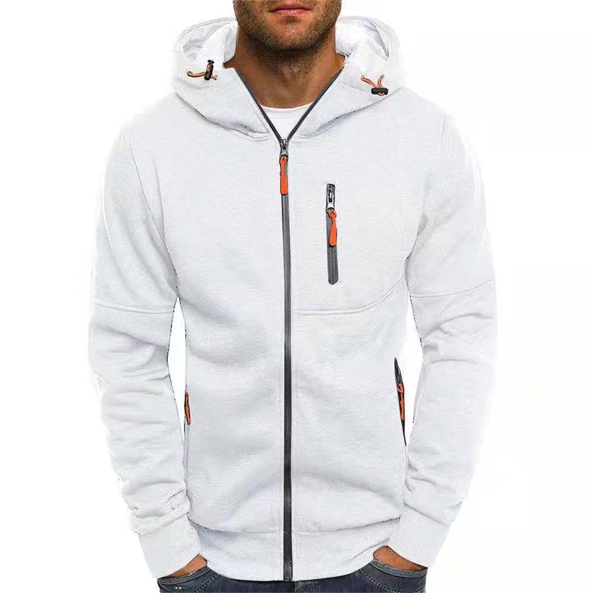 Mann med hette oppe på sin herre glidelåshettegenser. Gir ekstra varme og urban stil.