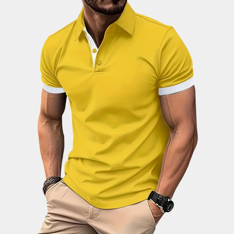 Komfortabel herre golfskjorte i lett, pustende stoff. Ideell for varme dager på golfbanen.