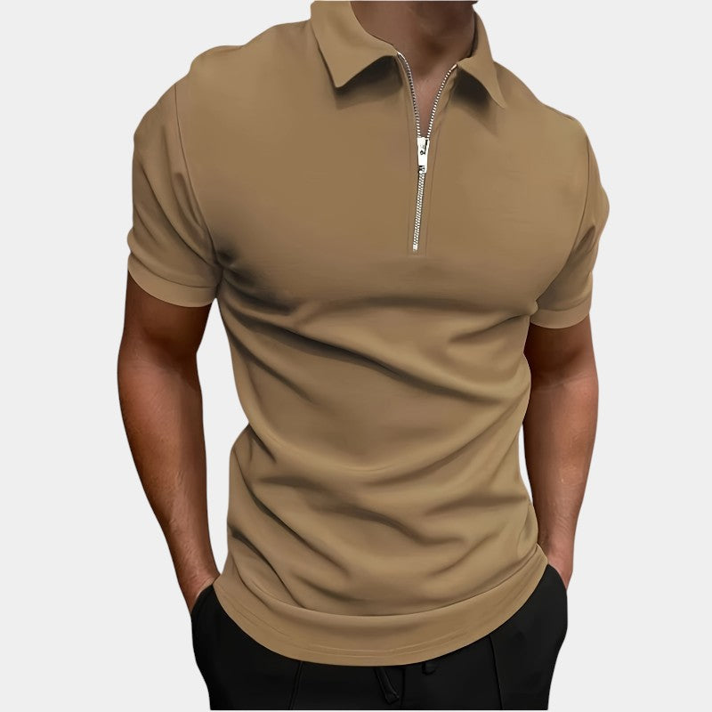 Komfortabel herre golfskjorte med glidelås. Elastisk sportsklær i polyester med korte ermer.