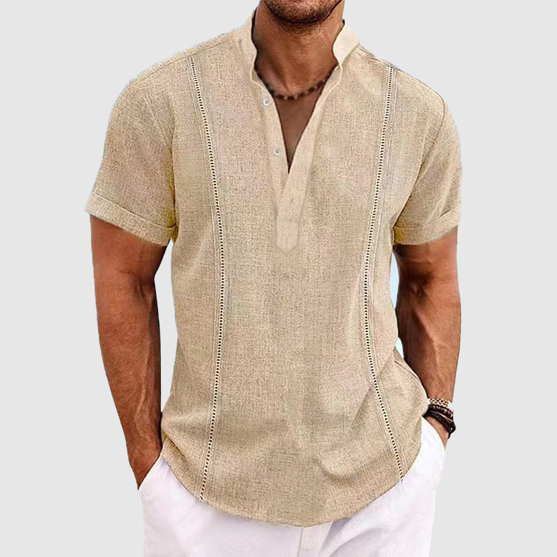 Avslappet kortermet Henley skjorte for menn. Grå fritidsskjorte med knapper, ideell for smart-casual sommerbruk.