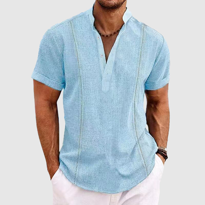 Mørkeblå kortermet Henley skjorte for herre med knapper. Komfortabel fritidsskjorte i pustende stoff for sommeren.