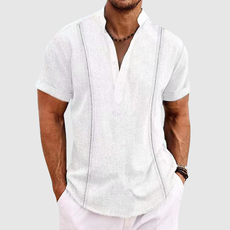 Herre kortermet Henley skjorte med knappelukking. Myk og pustende sommerskjorte, perfekt for en avslappet stil.