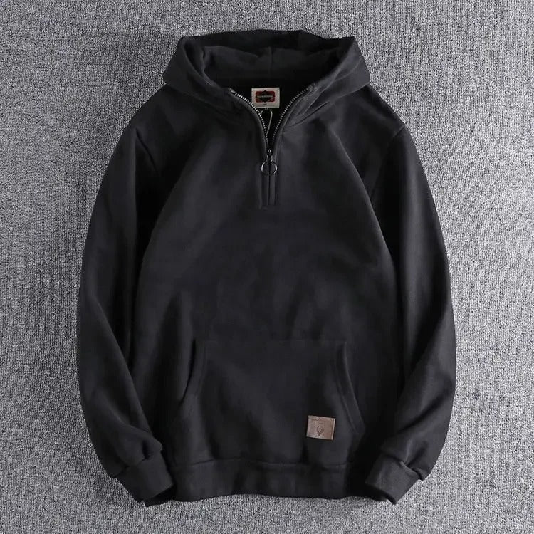 Detalj av sporty herre hettegenser med praktisk hette og lomme, ideell for casual stil og menns fritid.