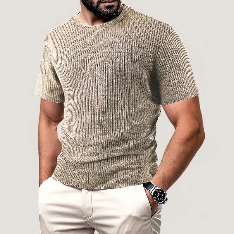 Mann i stilfull brun jacquard t-skjorte, kortermet. Allsidig herre t-skjorte for komfort og hverdag.