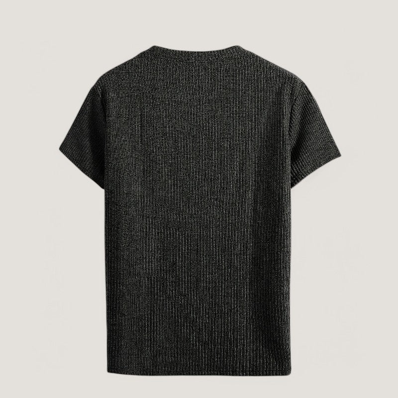 Detaljbilde av jacquard t-skjortes rund hals og kortermet design i polyester. Hverdagskomfort.