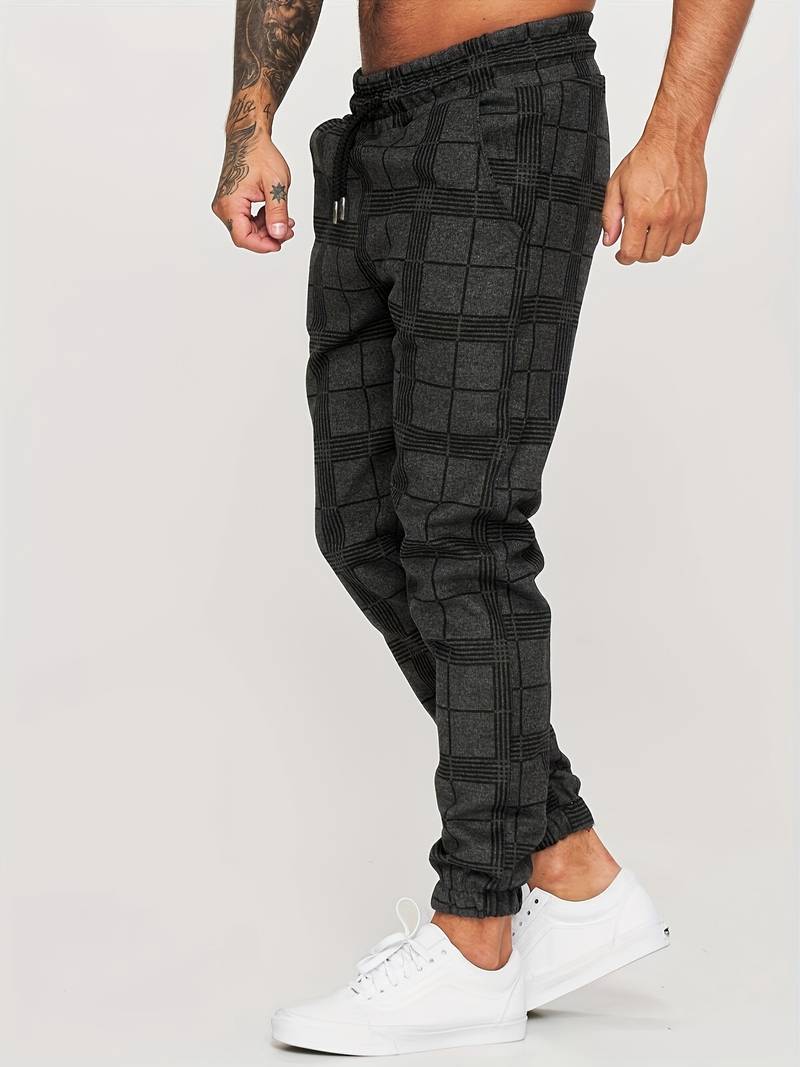 Mann i sporty herre joggebukser med slank passform. Ideell for trening, hverdag og casual fritid.