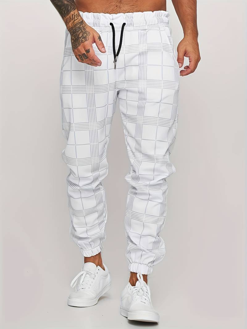 Herre joggebukser i bomullsmiks, kombinert med t-skjorte for en avslappet og sporty hverdagslook.