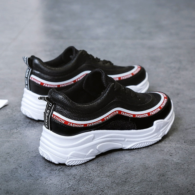 Stilige beige herre sneakers, lette og komfortable fritidssko med pustende materialer for menn.