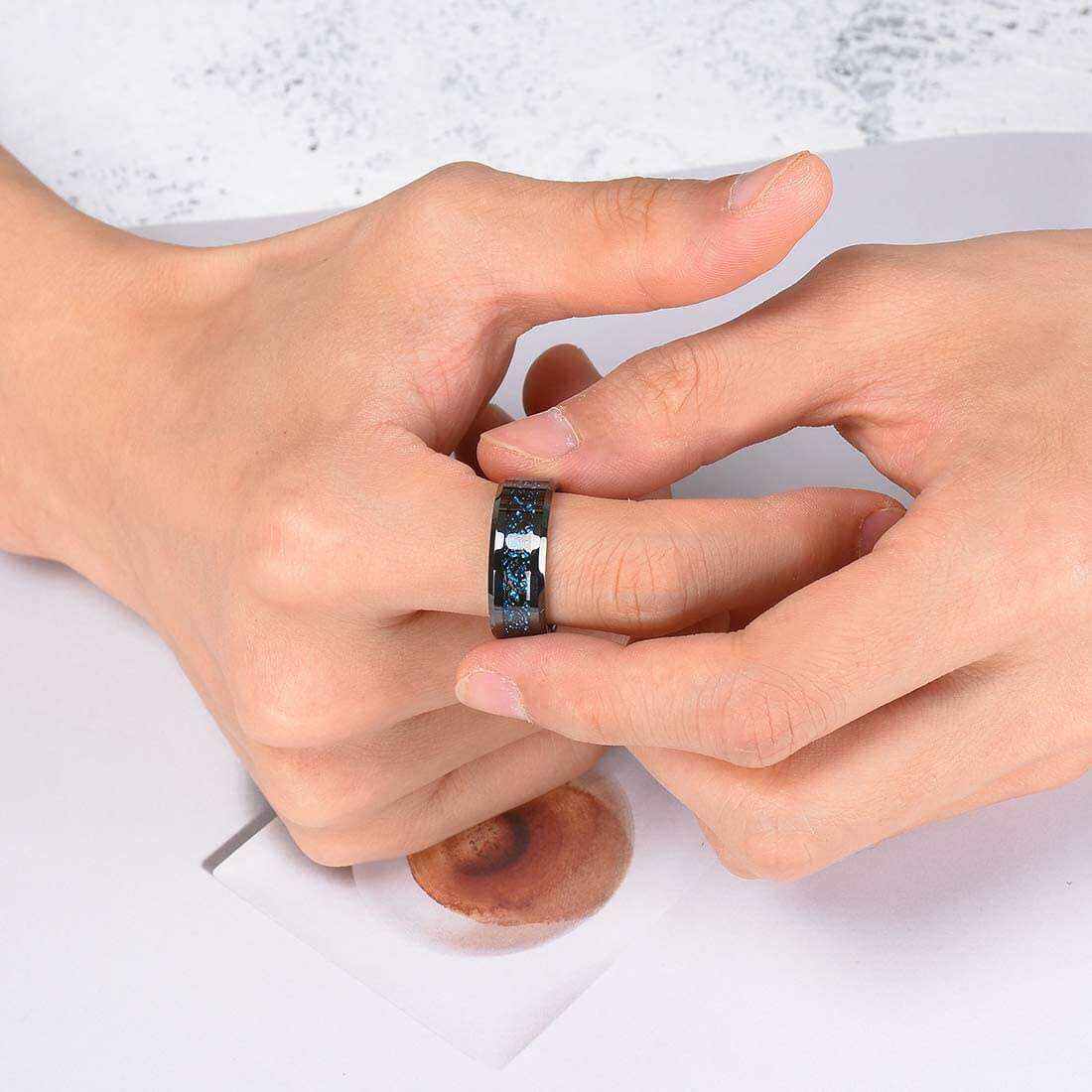 Herre ring med keltisk drage design, laget av wolframkarbid & karbonfiber. Mote smykke.