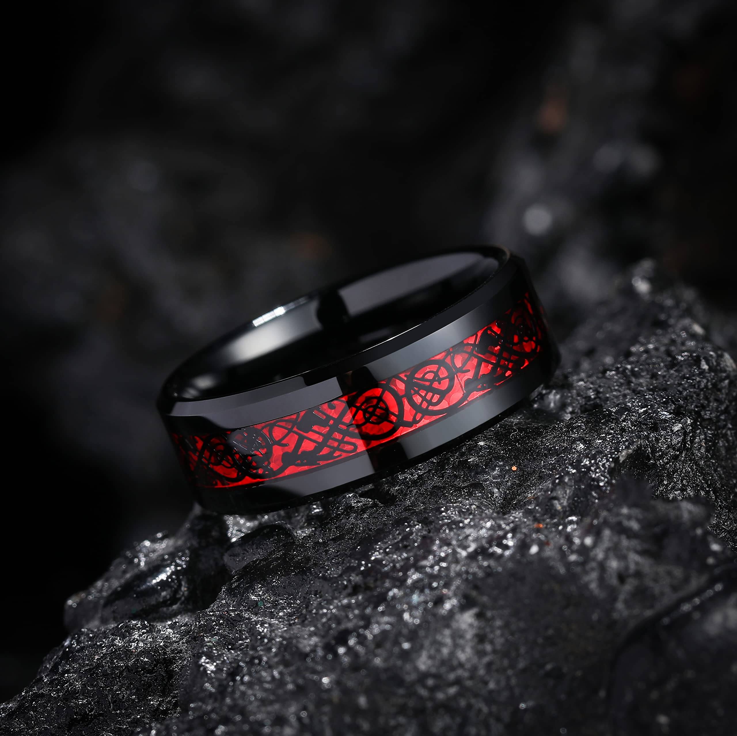 Unik herre ring i wolframkarbid og karbonfiber. Keltisk dragedesign, perfekt gave.