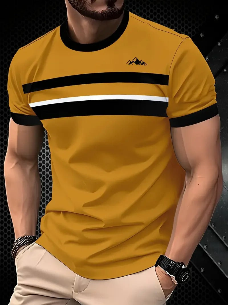 Herre stripete T-skjorte i klassisk design. Rundhals, kortermet for en stilren og allsidig sommerlook.