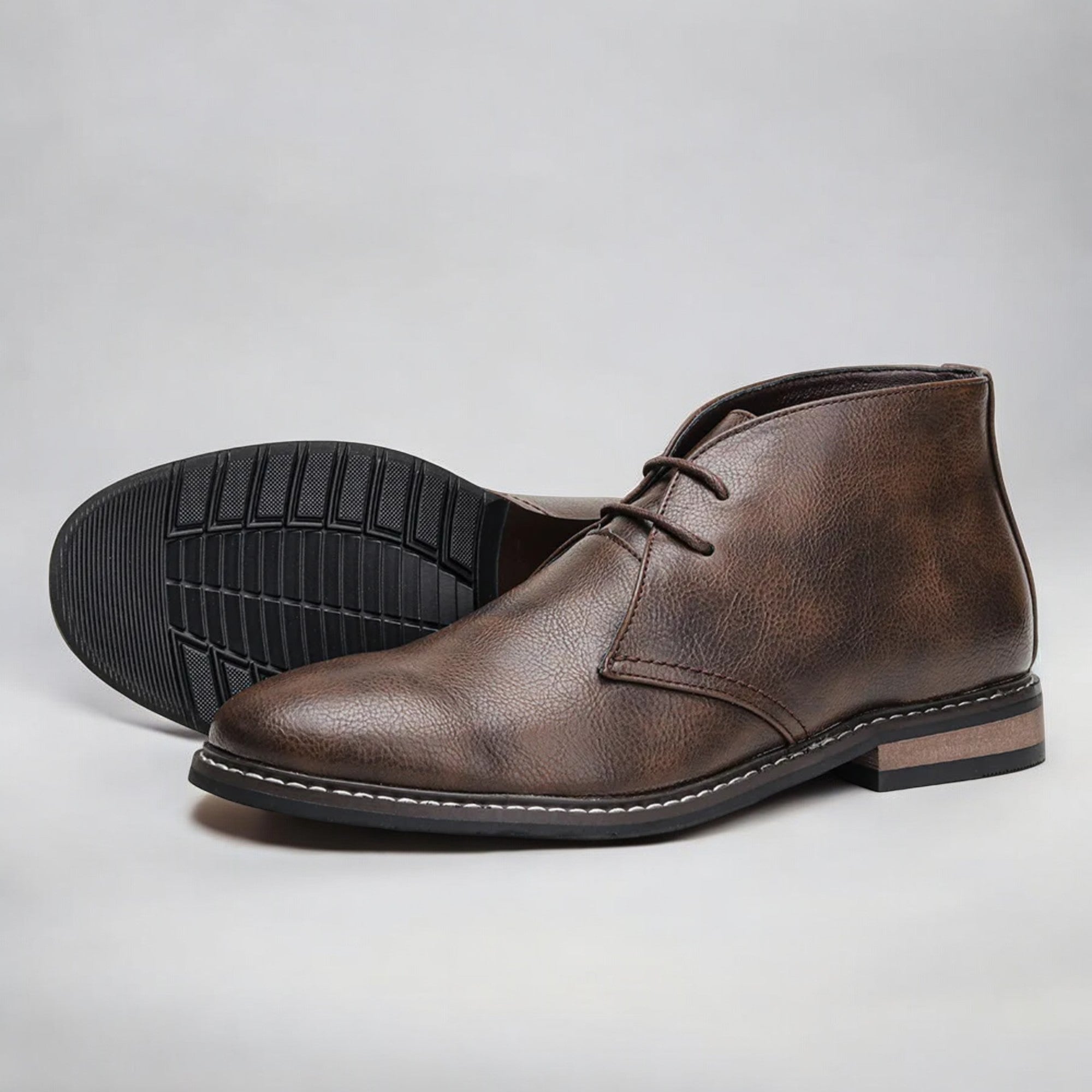 Mørkebrune lær chukka-støvler for herrer. Stilige, klassiske snørestøvler for allsidig bruk.