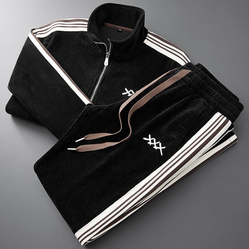 Sporty herre treningsdresssett med hettegenser og bukse. Perfekt for aktivitet, reise og avslappede dager.
