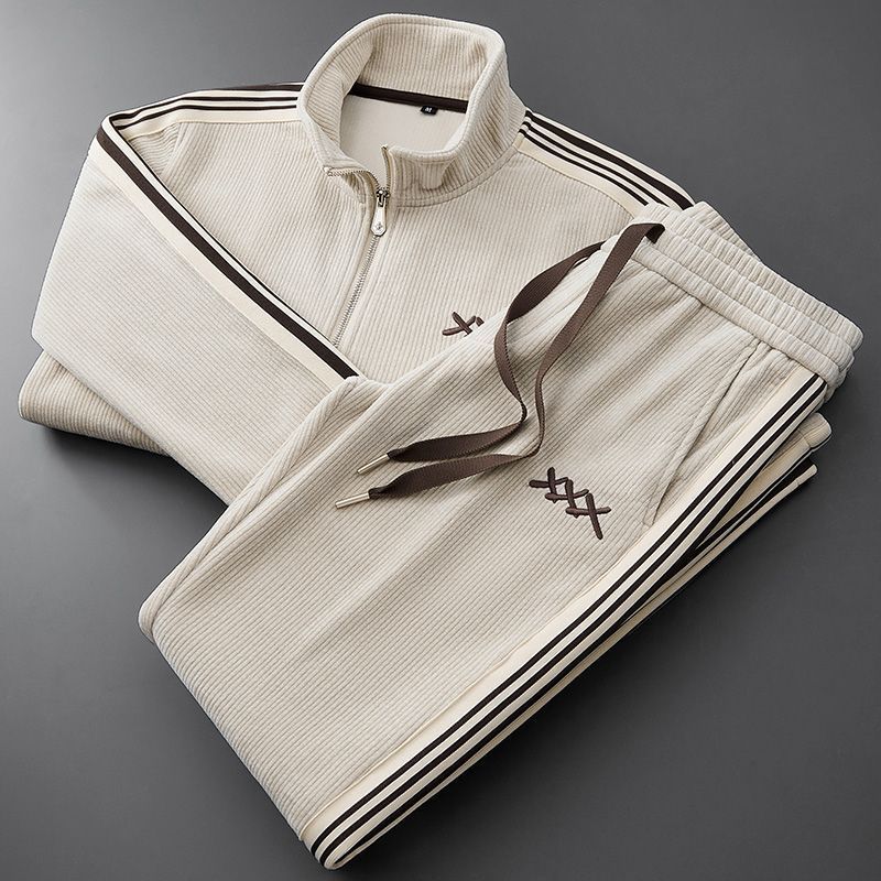 Uformelt herre sett: brunt, svart eller beige treningsdresssett for komfortabelt aktivtøy og fritidsklær.