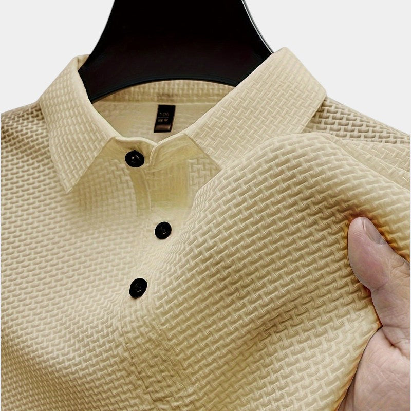 Kortermet herre golfskjorte med geometrisk mønster. Pustende nylon/spandex for sport og fritid.
