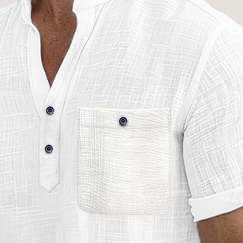 Stilig herre uformell skjorte i rayon, kortermet v-hals. Ideell for sommer og hverdag.