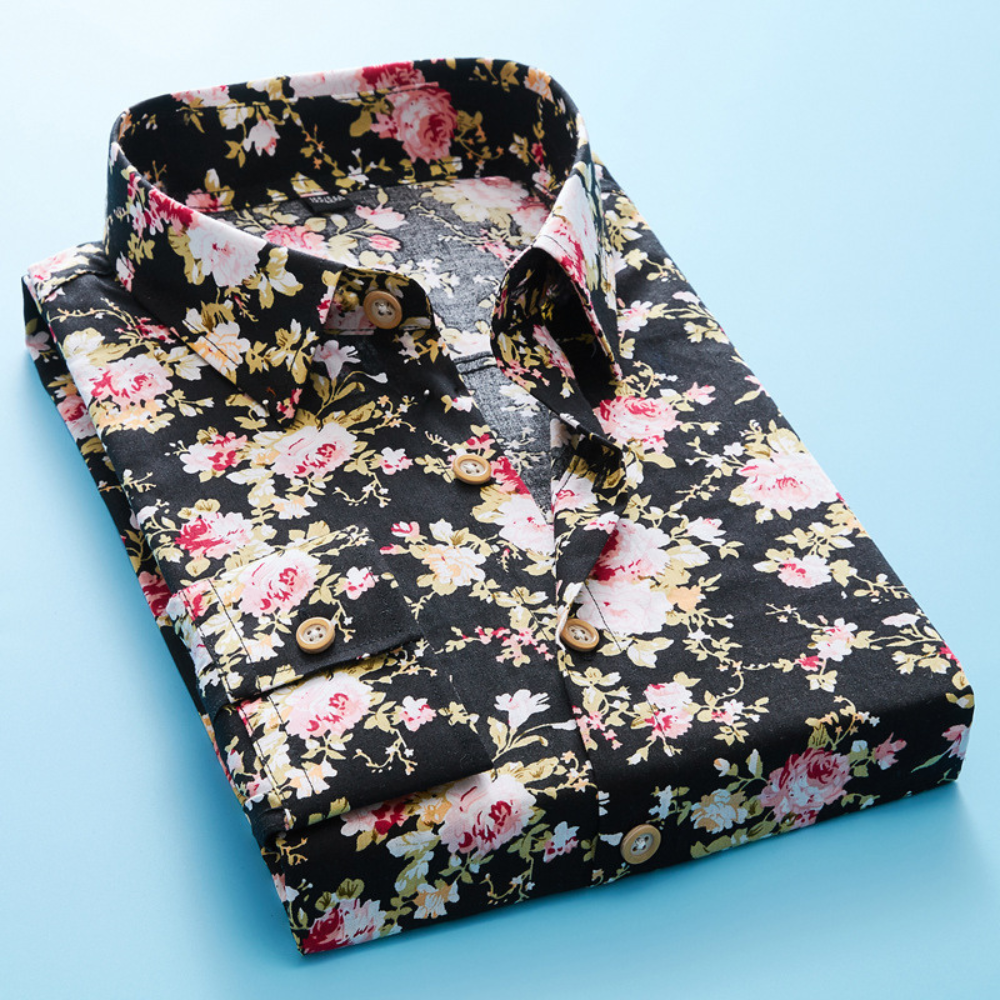 Trendy blomstret herreskjorte, kortermet og casual, ideell for sommerdager og ferie.