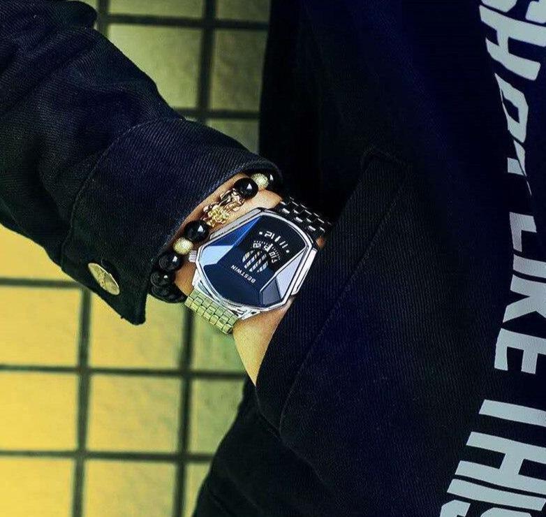 Menns kvarts armbåndsur, vanntett og diamantstil, viser innstilling av tid.