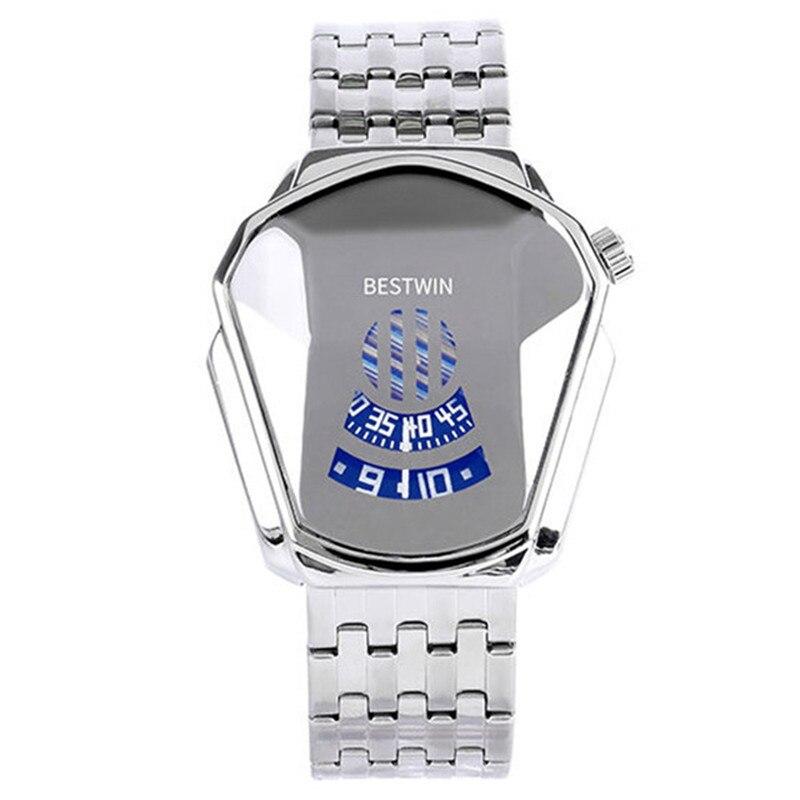 Detalj av stålrem og sikker lås på vanntett herre armbåndsur i diamantstil.