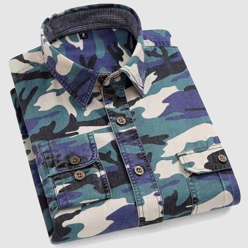 Allsidig herre langermet skjorte i bomull med klassisk kamuflasjedesign. En must-have for din vår- eller høstgarderobe.