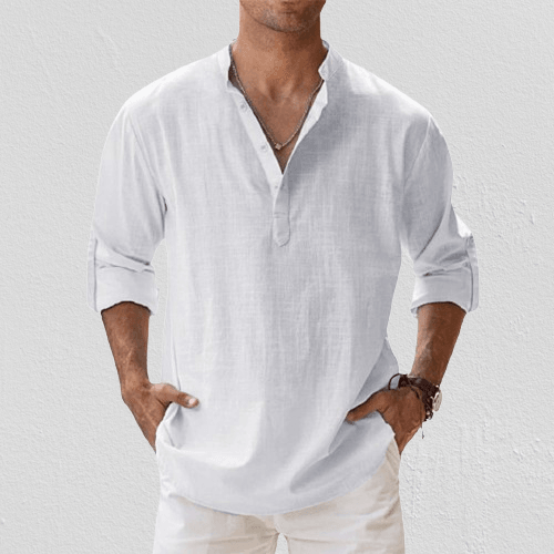 Stilren herre langermet henley-skjorte. Trendy og casual mote for vår og sommer, ideell for fritid.