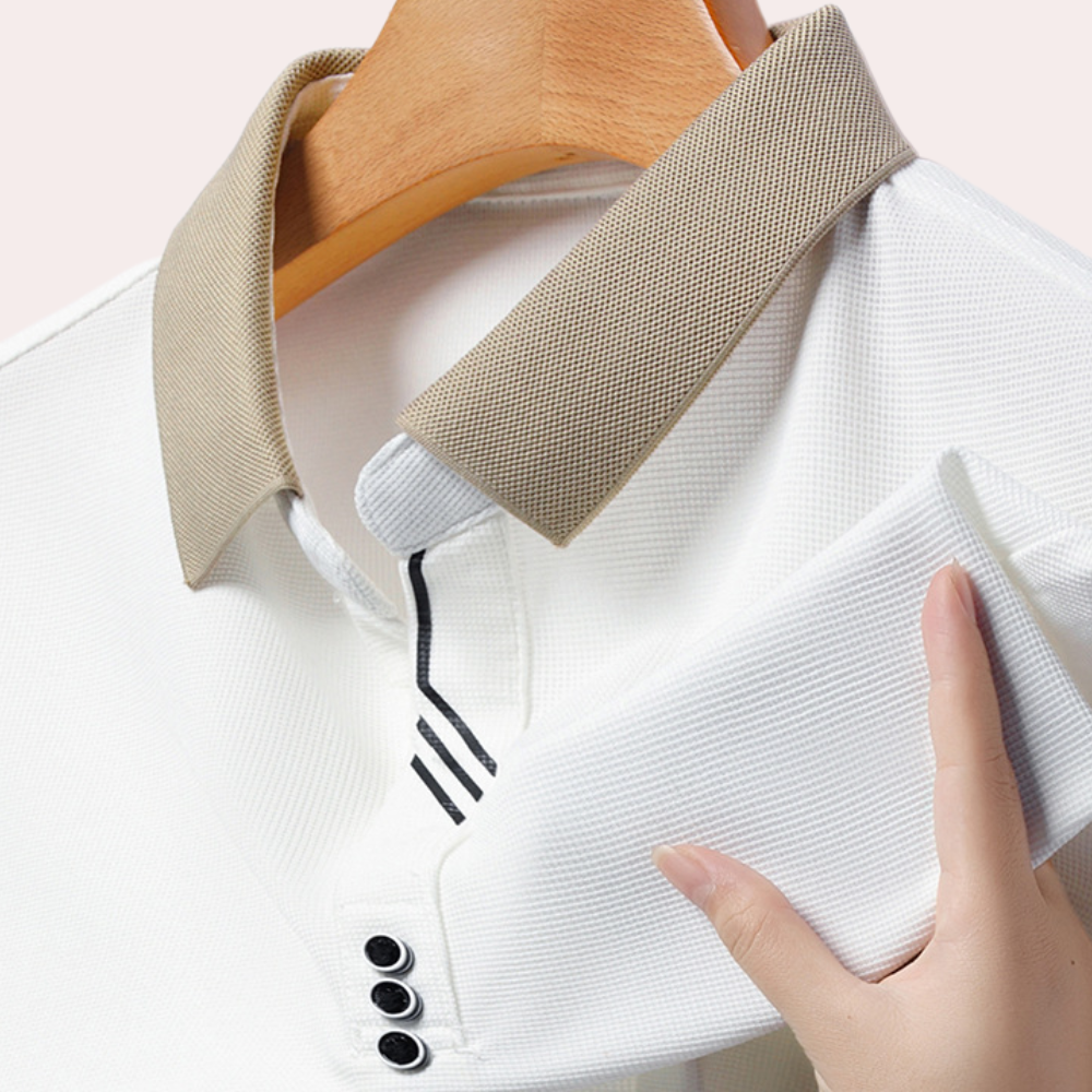 Detalj av langermet herrepoloshirt stoff. Visuelt behagelig tekstur og passform for optimal komfort.