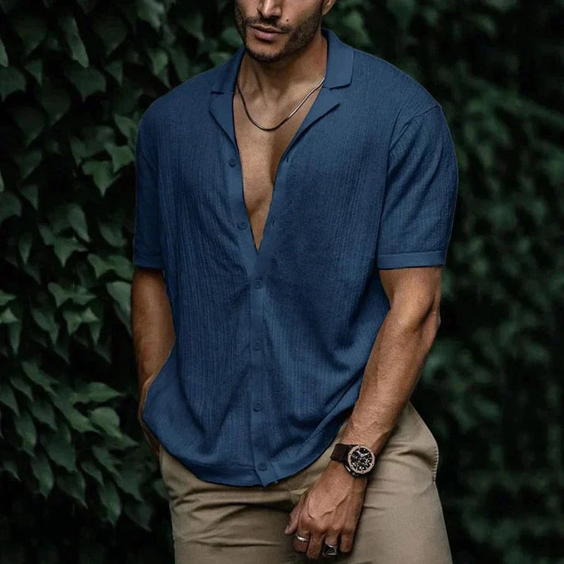 Mann i avslappet passform lin skjorte, perfekt for en komfortabel og stilig sommerlook.