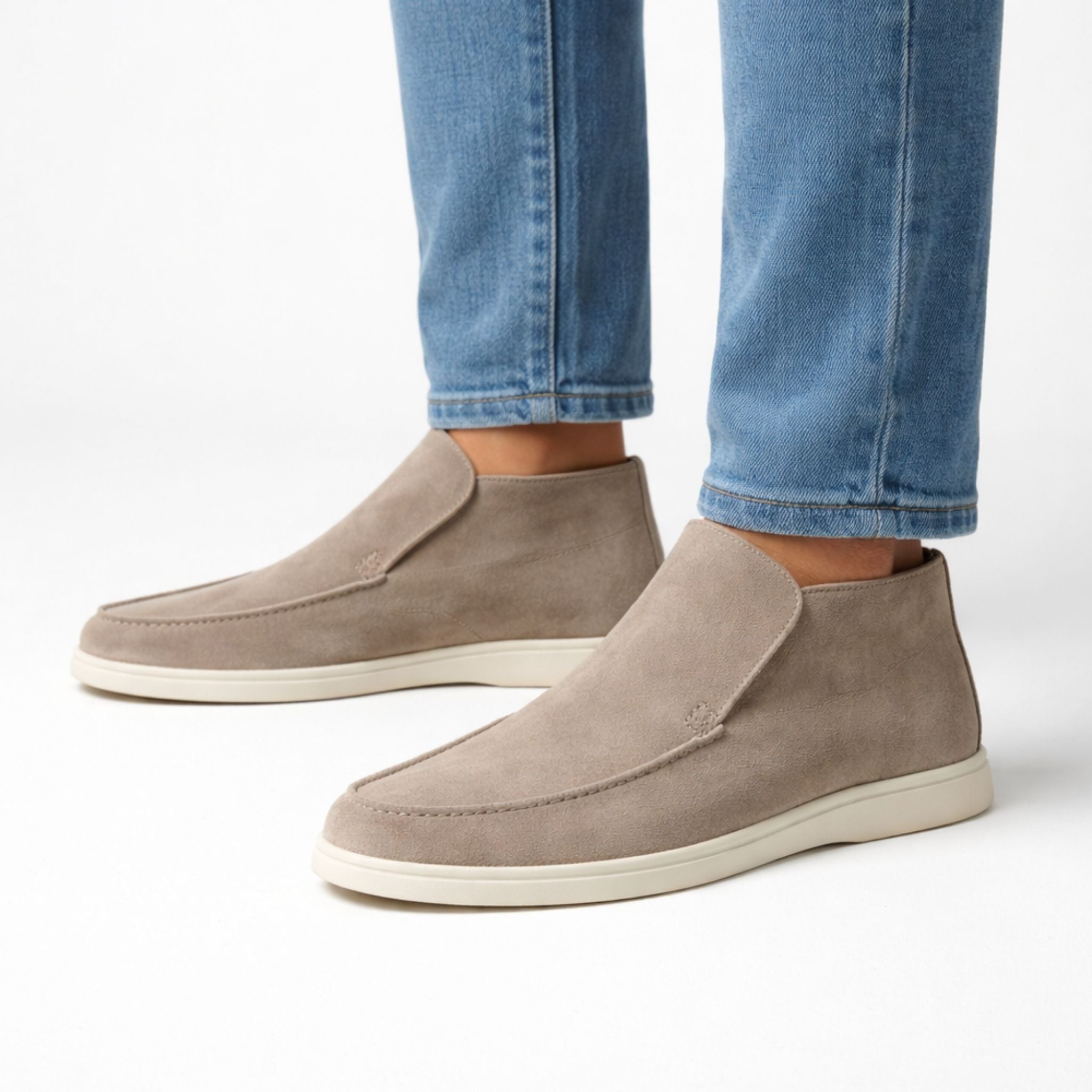 Nærbilde av svarte herre loafers i skinn, viser tekstur og detaljer.