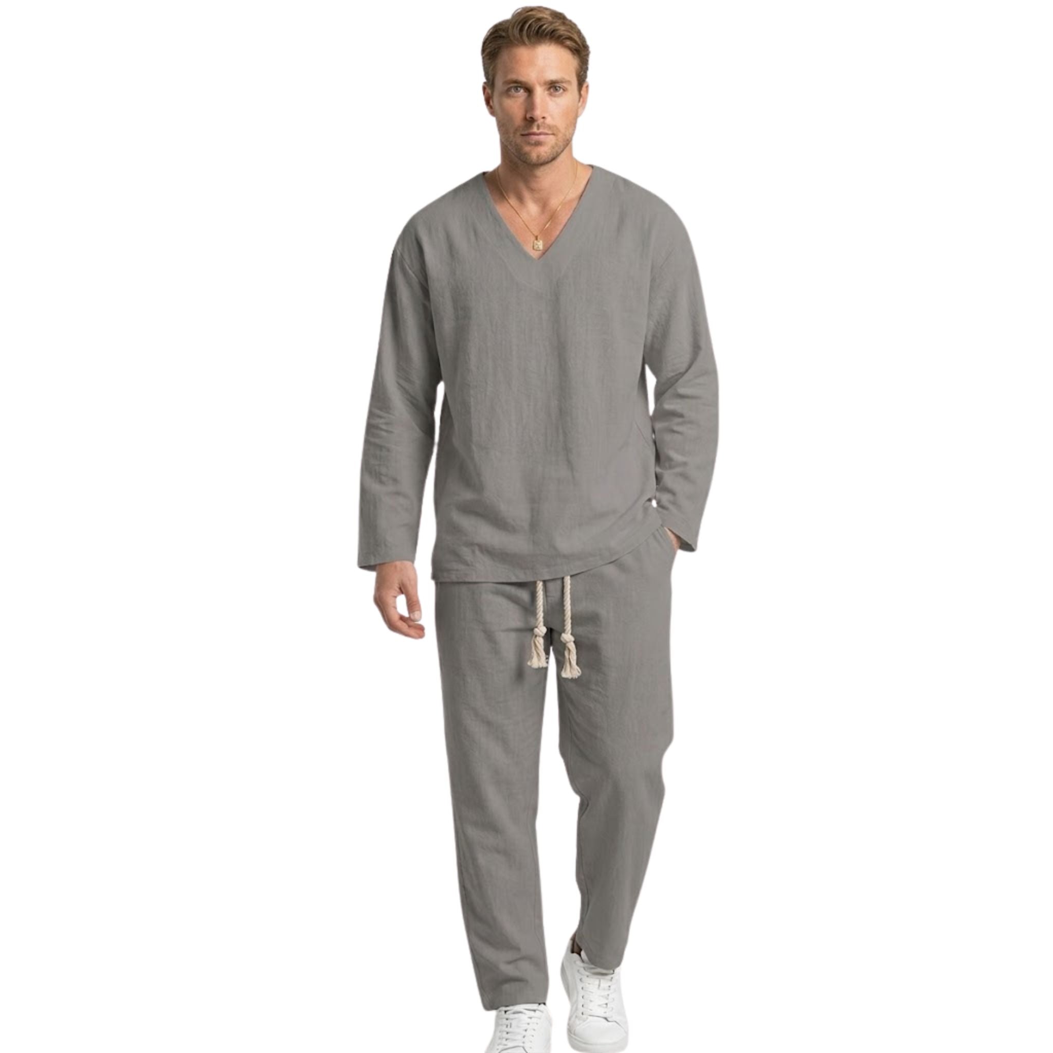 Detaljbilde av herre loungewear settets komfortable V-hals design, fremhever mykt stoff og avslappet stil.