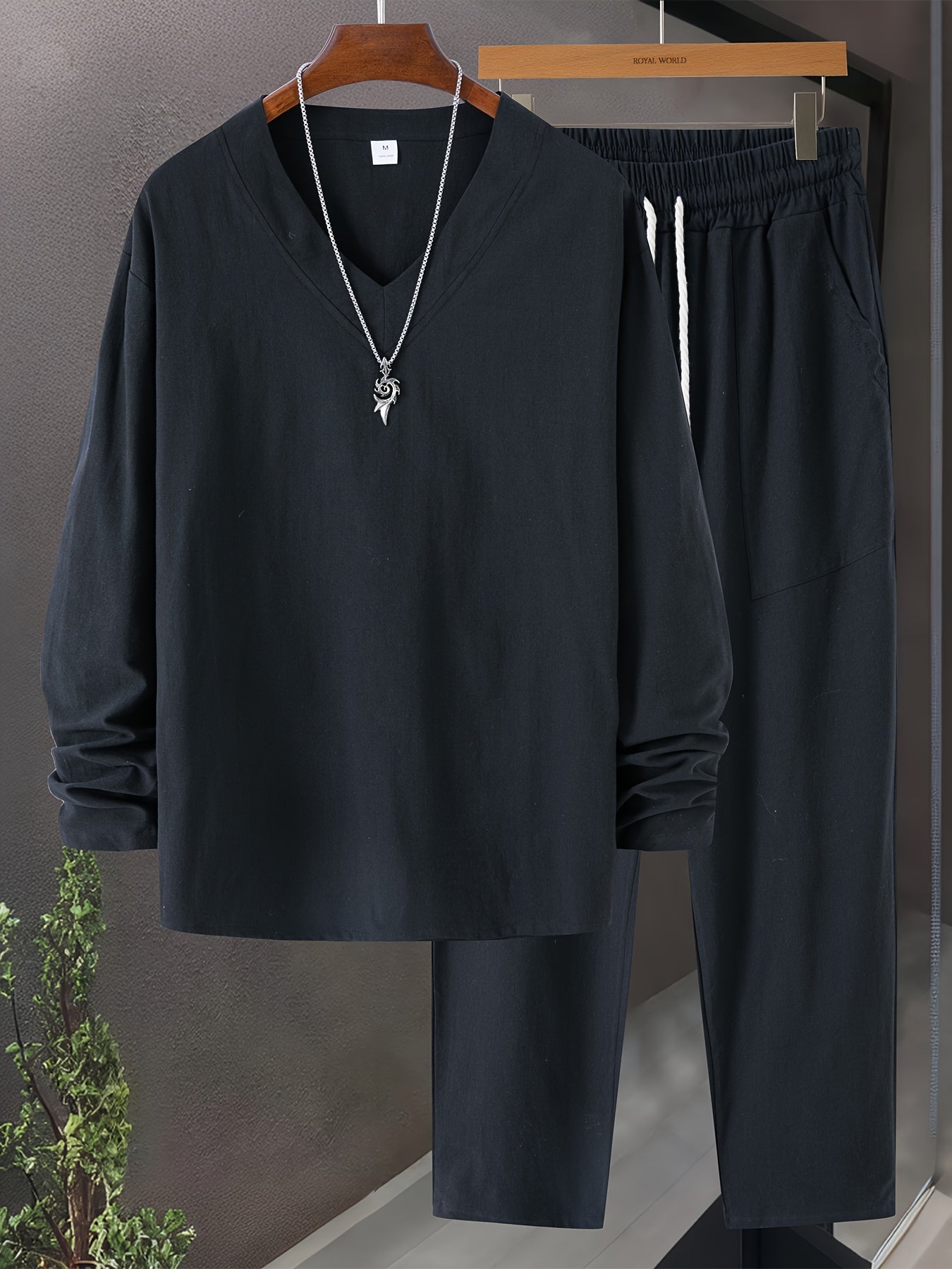 Matchende bukser fra herre loungewear settet, løse og komfortable, ideelle for fritid og hjemmekos.
