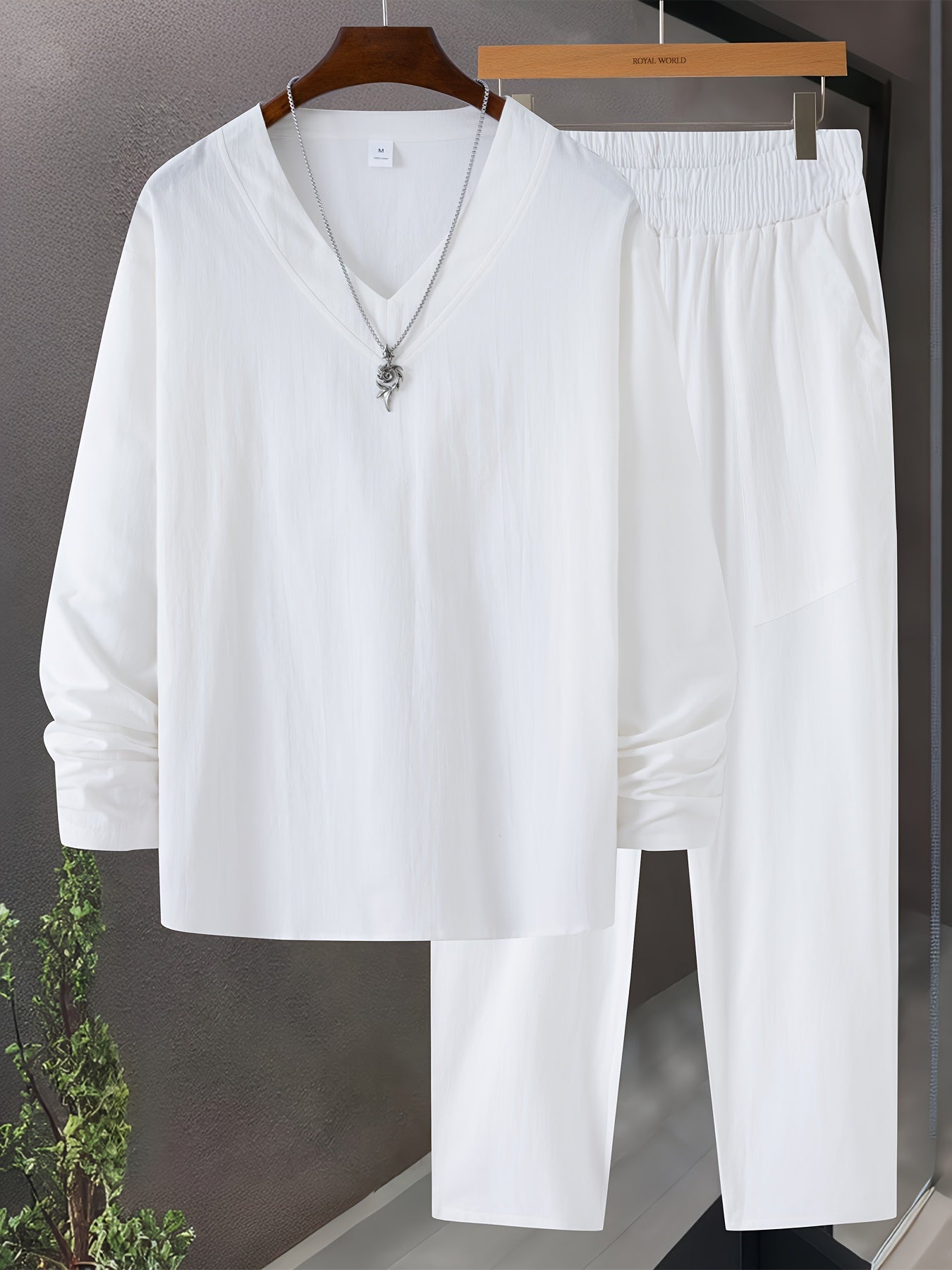 Langermet overdel fra herre loungewear settet med V-hals, i mykt stoff for optimal komfort og avslapning.