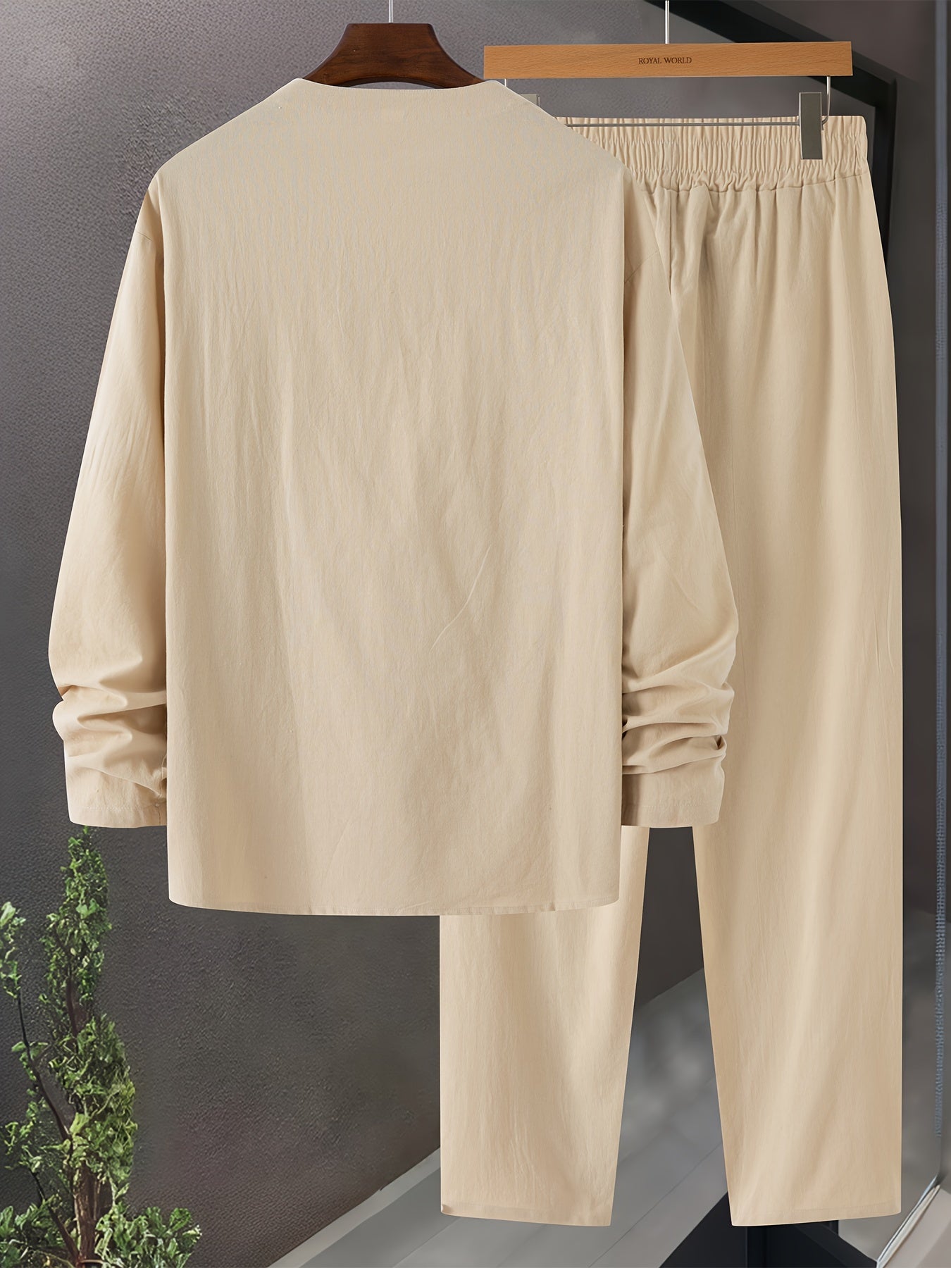 Komplett herre loungewear sett i avslappet V-hals design, ideelt for komfortabel fritid og avslapning hjemme.