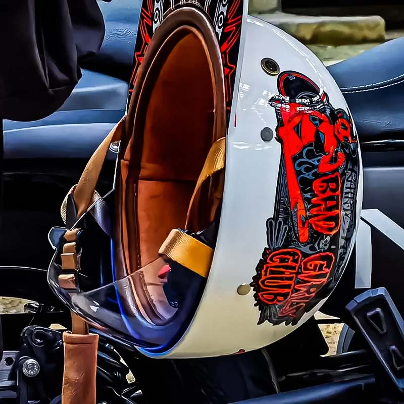 Sideprofil av herre motorsykkelhjelm; aerodynamisk design og sikkerhetsfunksjoner.