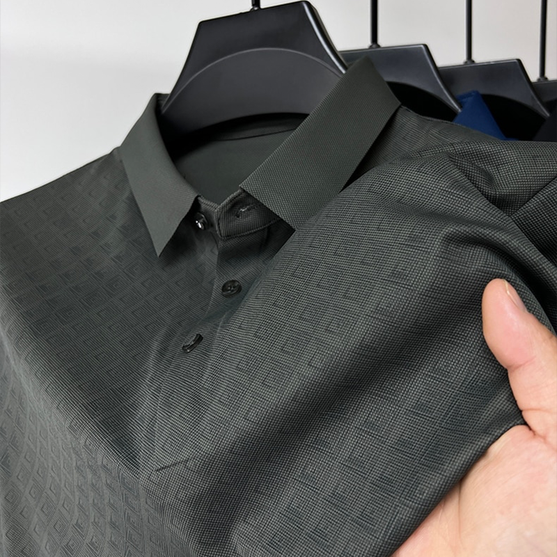 Bakfra bilde av herre Nanosilk polo skjorte, viser skreddersydd passform og klassisk design. Komfortabel.