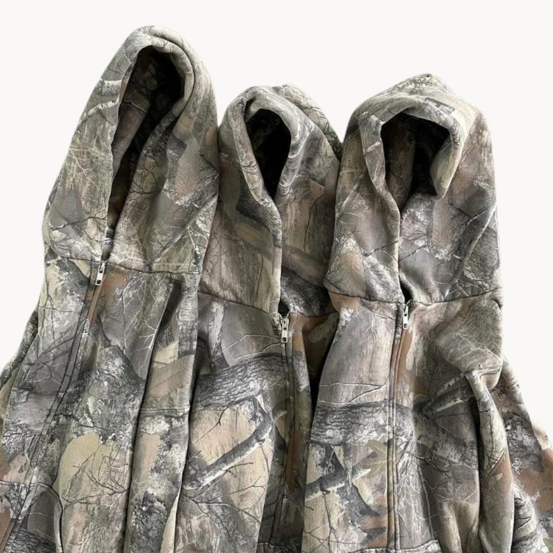 Stilig herre oversized hettegenser i grå kamuflasje, en trendsettende streetwear-favoritt for menn.