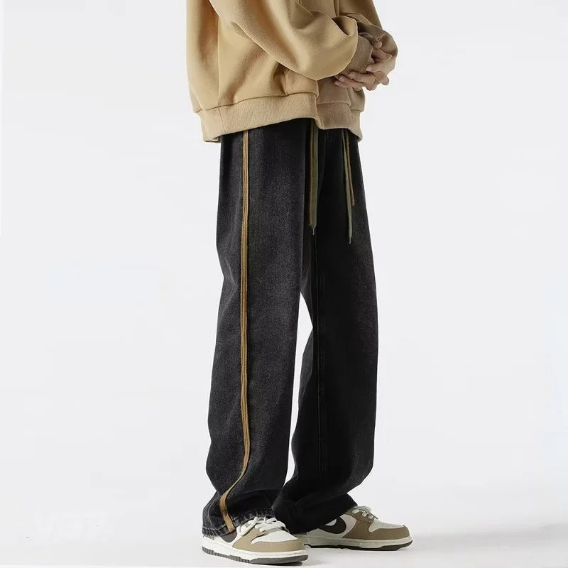 Løstsittende herre oversized jeans med elastisk midje. Svarte jeans for komfortabel og trendy hverdagsstil.