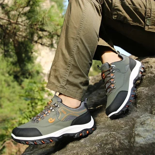 Nærbilde av såle på herre plattform sneakers, viser lett og slitesterk konstruksjon. Komfortable hverdagssko.