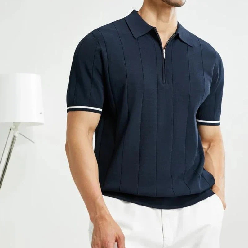 Stilren herre polo skjorte i bomull med kortermet design og praktisk kvartglidelås. Perfekt for casual look.