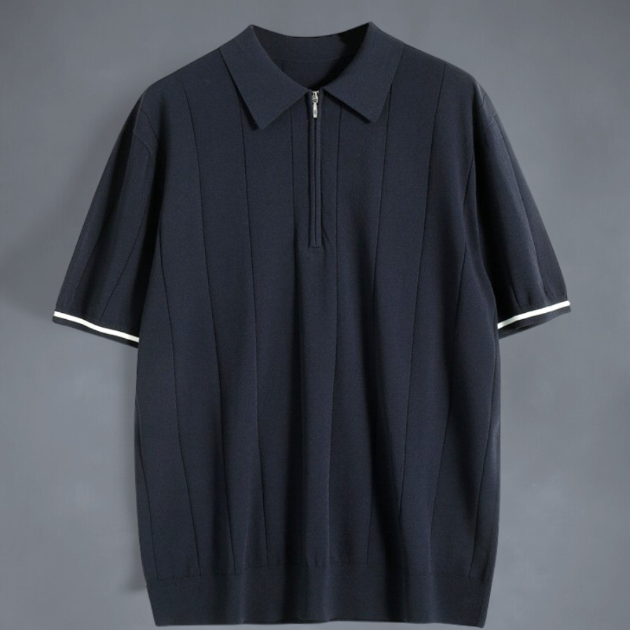 Marineblå herre polo skjorte i pustende bomull, kortermet. Ideell for en formell eller casual sommerstil.