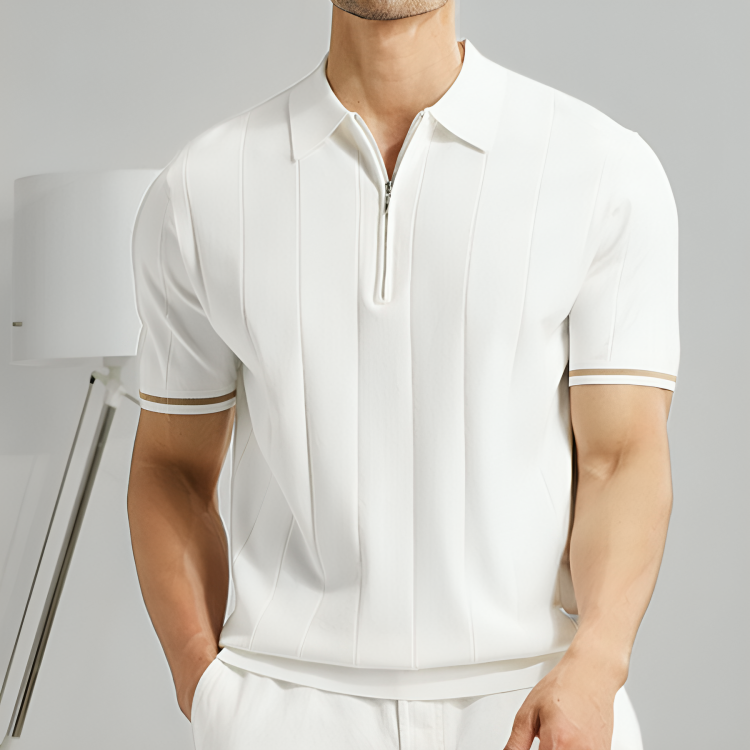 Hvit herre polo skjorte i myk bomull, kortermet design. En tidløs klassiker for herreklær vår og sommer.