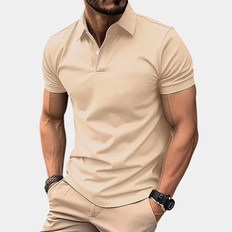 Moteriktig herre polo med knytedetalj. Uformell kortermet t-skjorte, en must-have i herreklær.