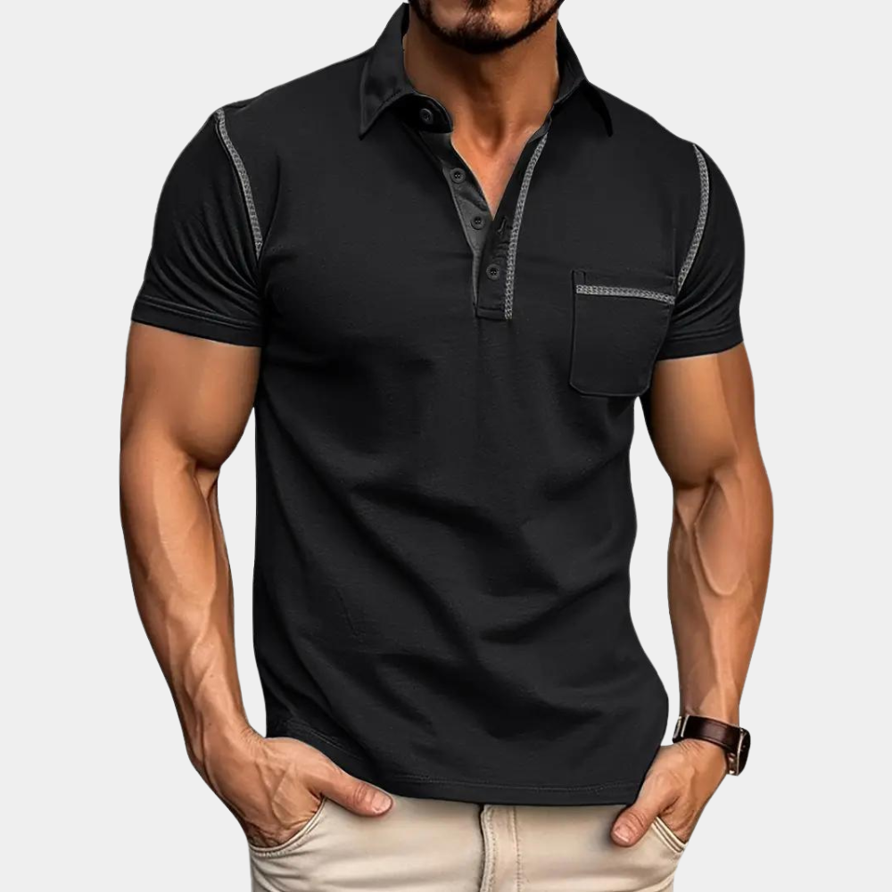 Mann iført stilfull herre poloshirt, viser hverdagskomfort og casual eleganse.