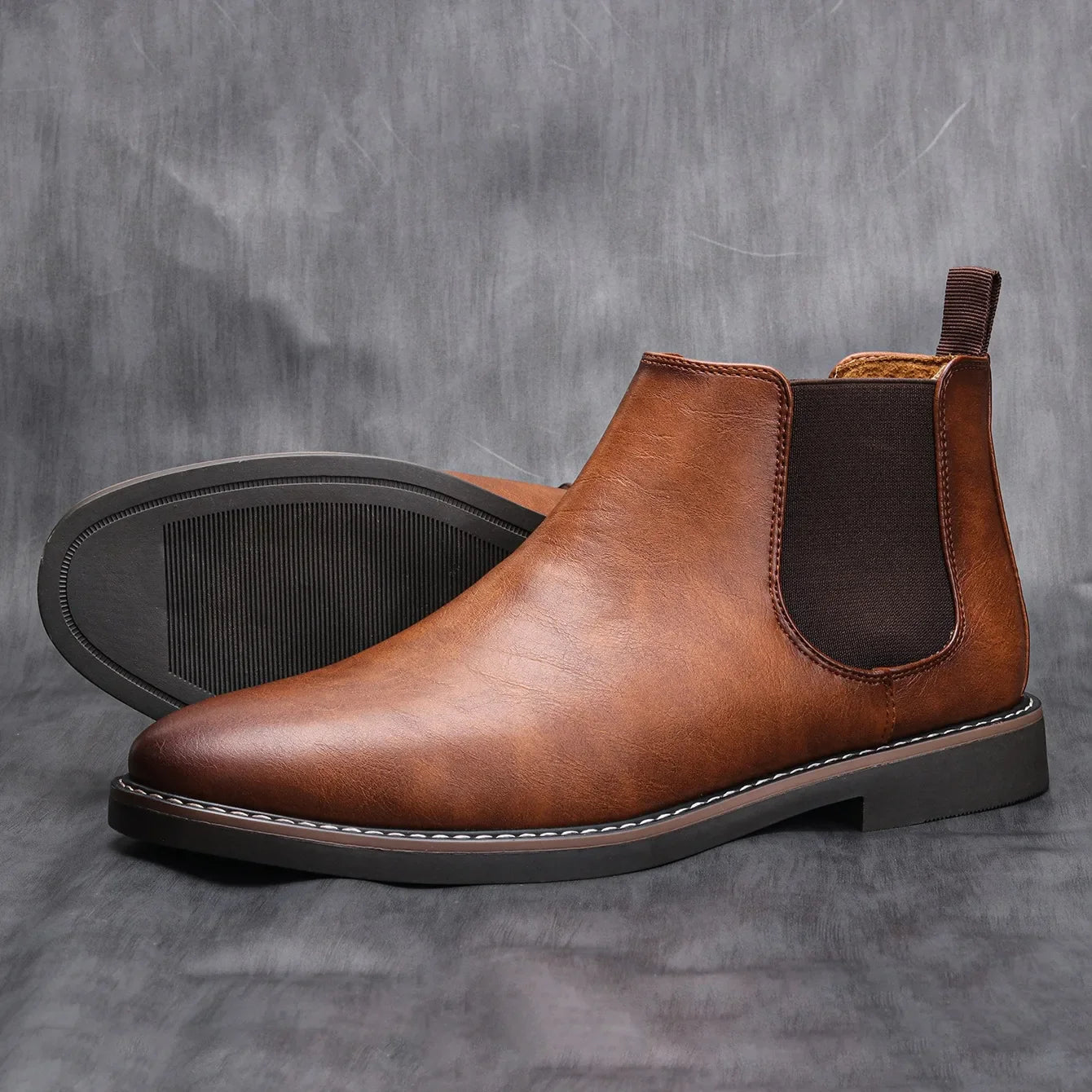 Elegante herrestøvler i brunt lær, retro Chelsea stil for et sofistikert og komfortabelt utseende.