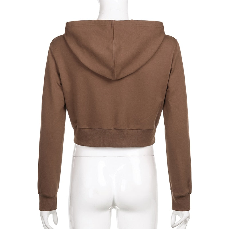 Herremodell i brun slim-fit glidelås hettegenser, viser bevegelsesfrihet.