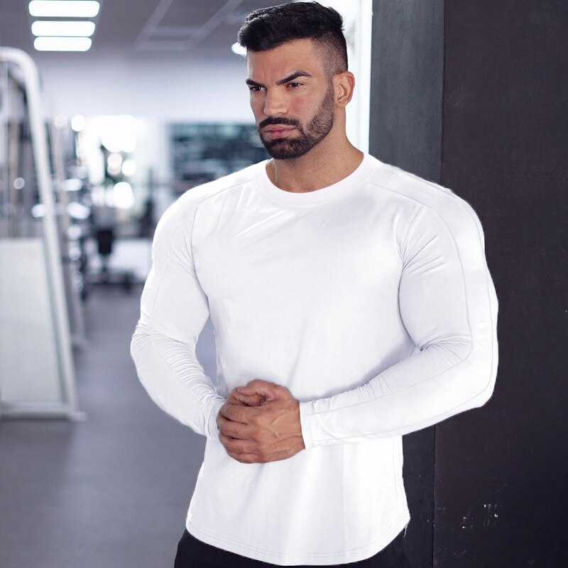 Komfortabel slim fit langermet herreskjorte for aktiv hverdag. Hurtigtørkende sportsklær.